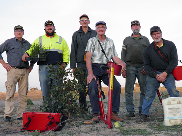 1. Farm Forestry Landcare Network Planting Team Meningie 2016 1. Farm Forestry Landcare Network Planting Team Meningie 2016